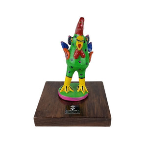 Reconocimiento con artesanía mexicana. Gallo betus en trofeo con base de madera y placa metálica personalizada