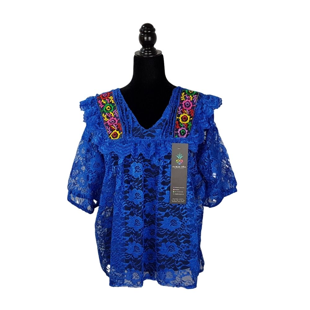 Blusa Quialana chica y mediana de encaje con bordado en cuello