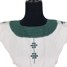 Cargar imagen en el visor de la galería, Blusa bordada Tzotzil Maya tradicional de Santa Martha Chiapas color blanca con detalles en verde agua. Hecha por Oliverio Gómez
