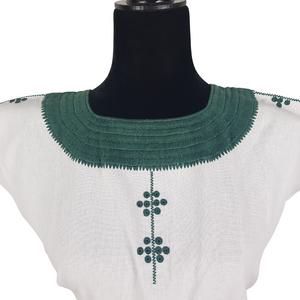 Blusa bordada Tzotzil Maya tradicional de Santa Martha Chiapas color blanca con detalles en verde agua. Hecha por Oliverio Gómez
