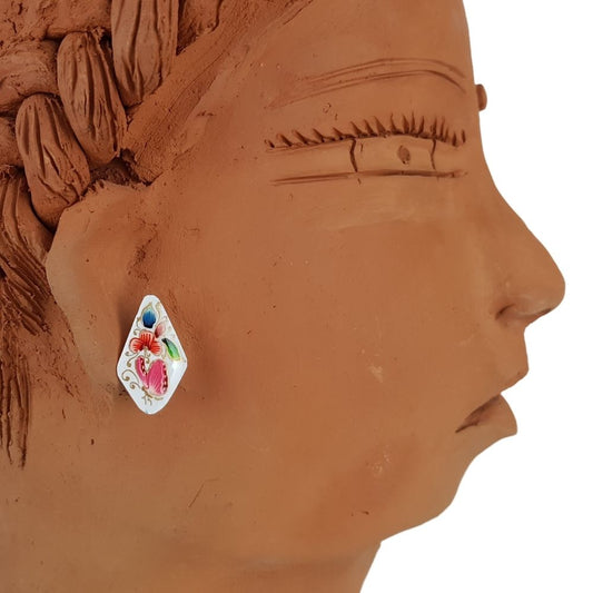 Arete de cobre botón decorado con laca, mariposas y flores