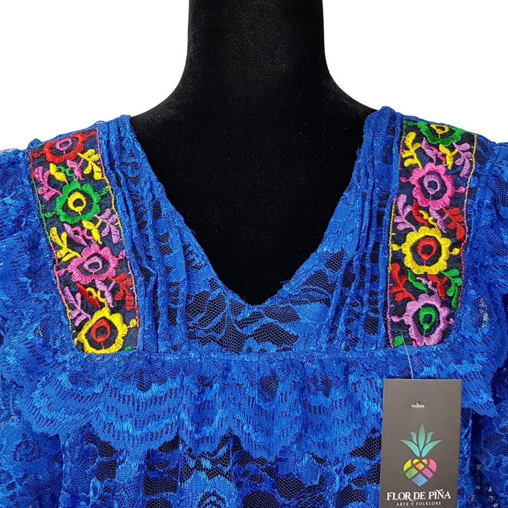 Blusa Quialana chica y mediana de encaje con bordado en cuello