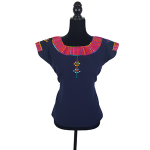 Blusa bordada Tzotzil Maya tradicional de Santa Martha Chiapas color azul con detalles de colores en cuello y mangas. Hecha por Oliverio Gómez