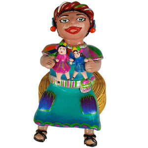 Muñeca de arte popular mexicano elaborada con barro betus