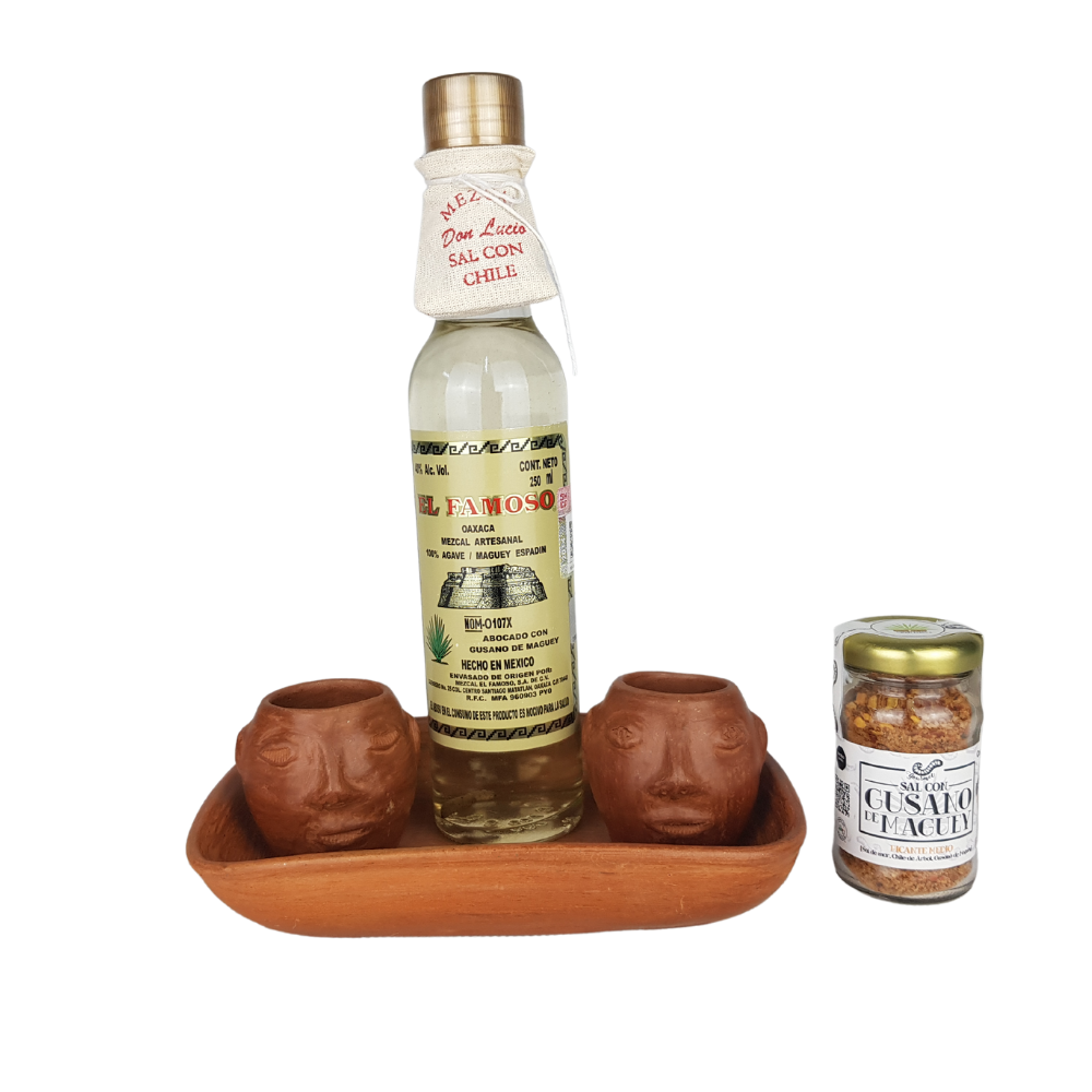 Juego de mezcal de gusano con mezcaleros de la sierra sur