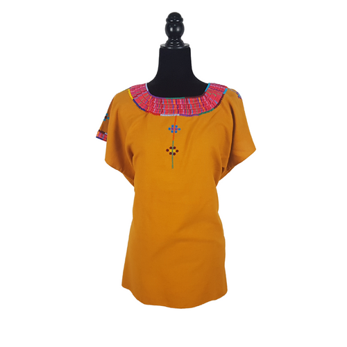 Blusa bordada Tzotzil Maya tradicional de Santa Martha Chiapas color mostaza con detalles de colores en cuello y mangas