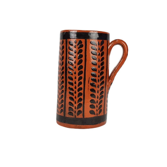 Taza alargada decorada con flores