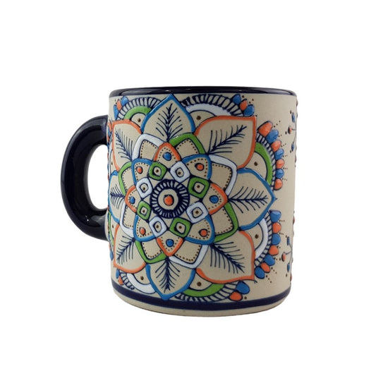 Taza cilíndrica de cerámica Servín decorada a mano con mandalas