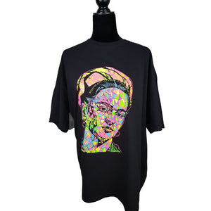 playera negra con figura de la artista Frida Kahlo en colores neón y figuras geométricas