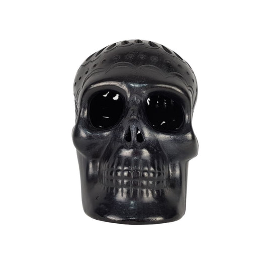 Cráneo mediano de barro negro decorado con hermosos calados y acabado pulido