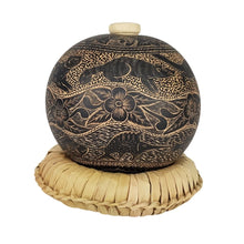 Cargar imagen en el visor de la galería, Licorera para mezcal elaborada con jícara de árbol calada a mano, tamaño grande
