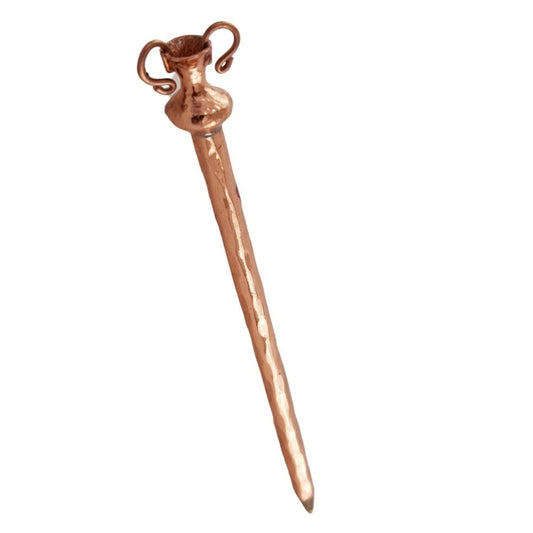 Pluma de cobre martillado tinta negra, decorada con cazos o cantaros