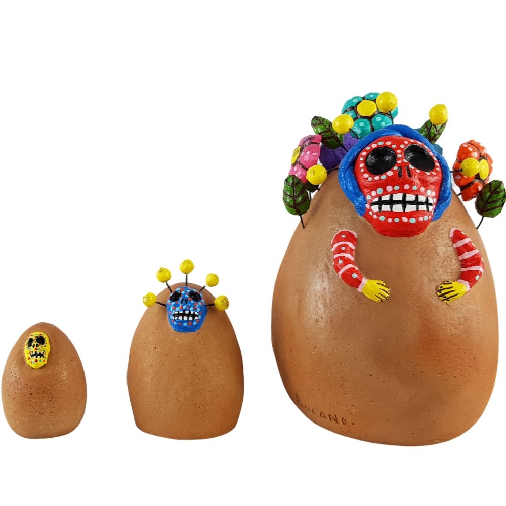 Muñeca matruska mexicana de tres piezas elaborada en barro policromado frío