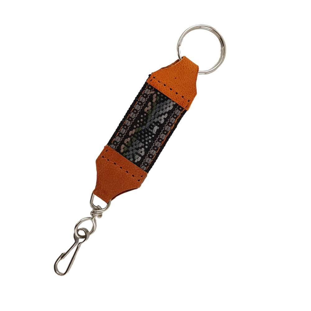 Llavero de piel con textil decorado con motivos Oaxaqueños