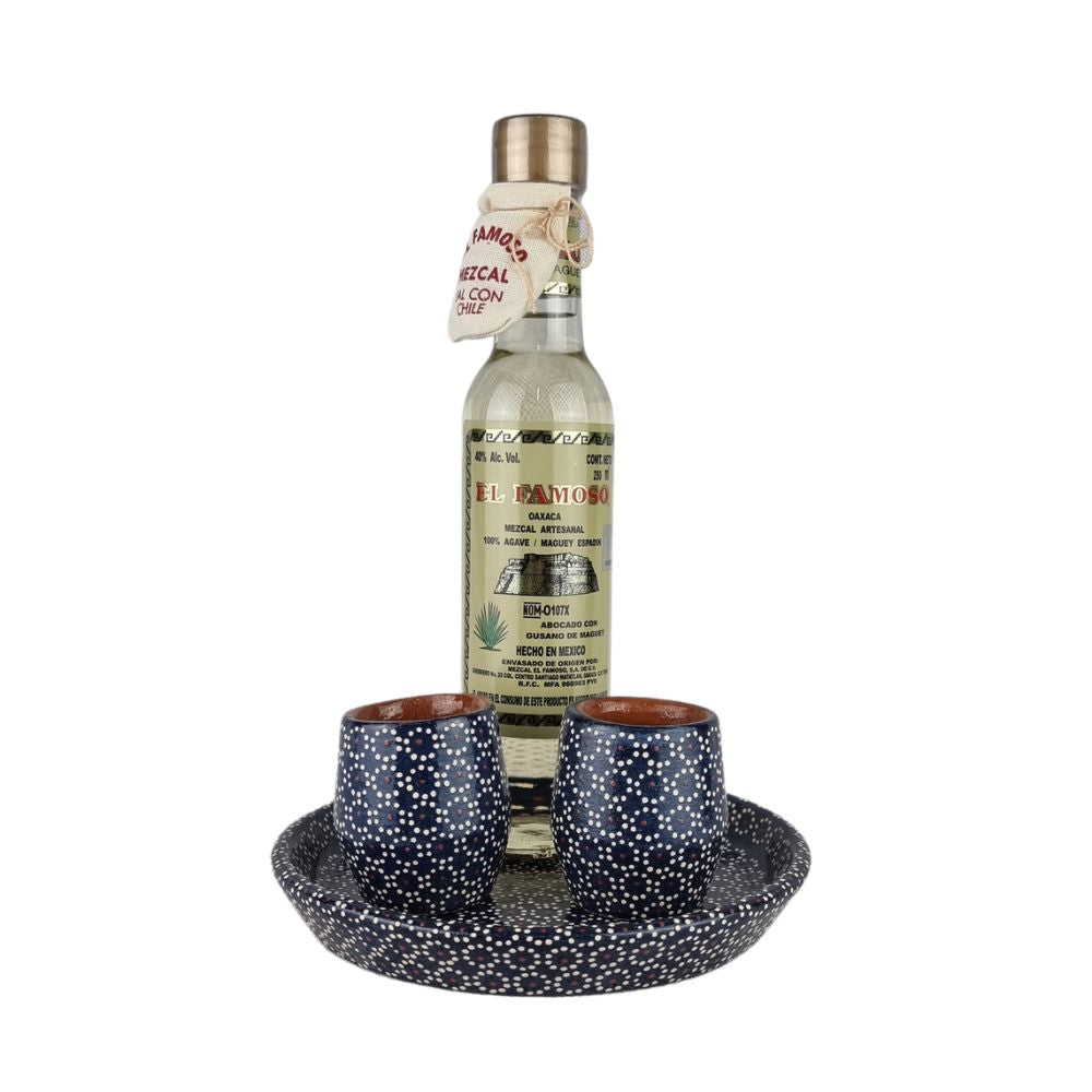 Juego de mezcal de gusano con mezcaleros de barro capulineado con forma de barrilitos