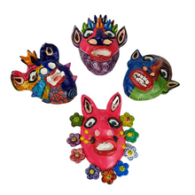 Cargar imagen en el visor de la galería, Mascarita de Tonalá, figura surrealista de arte popular mexicano elaborada con barro betus
