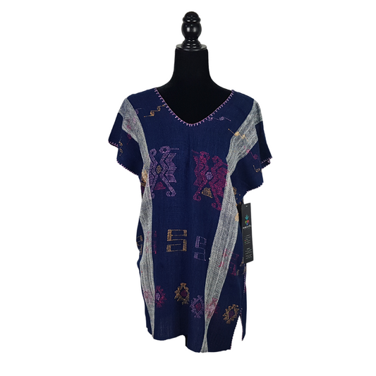 Blusa mixteca tejida con algodón teñido con añil, jícara, caracol, grana, decorada con brocados de algodón teñido con caracol púrpura