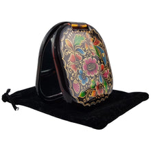 Cargar imagen en el visor de la galería, Espejo de bolsillo decorado con mariposas y flores
