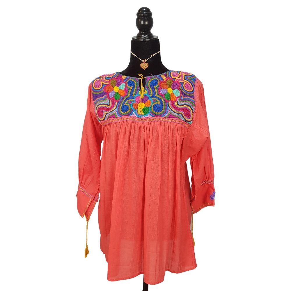 Blusa Aguacatenango con bordado de nudito, hecha en Chiapas