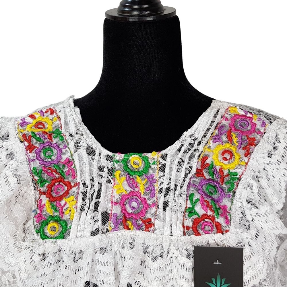 Blusa Quialana chica y mediana de encaje con bordado en cuello