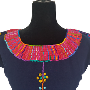 Blusa bordada Tzotzil Maya tradicional de Santa Martha Chiapas color azul con detalles de colores en cuello y mangas. Hecha por Oliverio Gómez