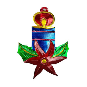 Figura navideña de hojalata en forma de piñatas, velas y campanas