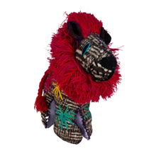 Cargar imagen en el visor de la galería, Animalito de lana, peluche león artesanal bordado a mano
