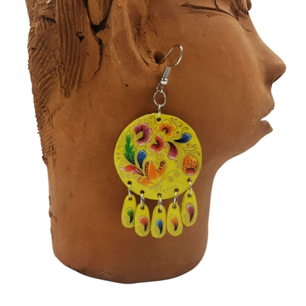 Arete de jícara decorado con laca perfilada con mariposas y flores