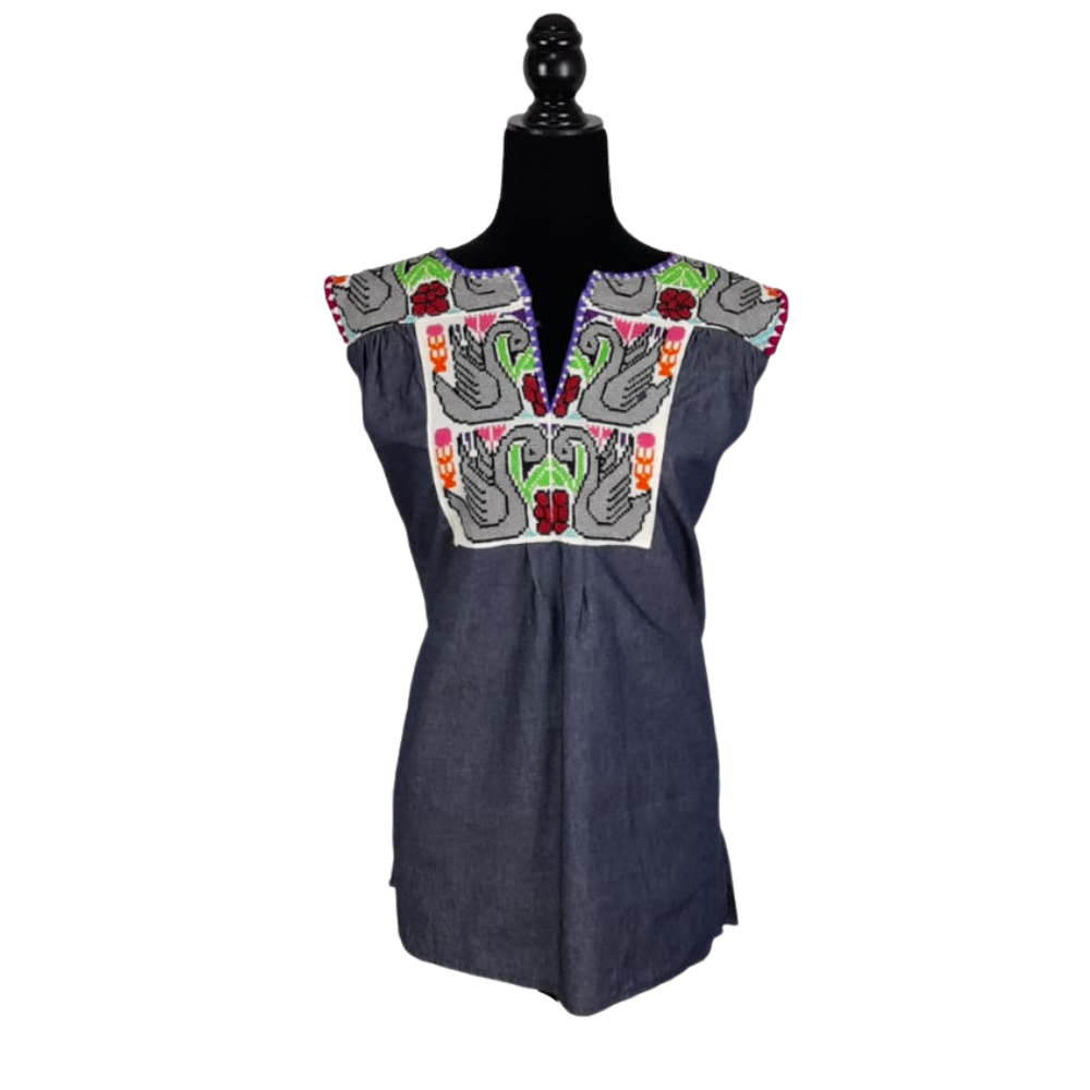 Blusa de mezclilla con bordado chenteño de punto de cruz