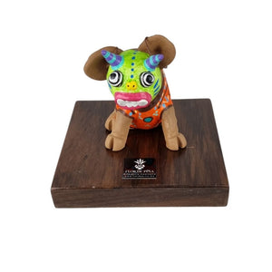 Reconocimiento con artesanía mexicana. Cerdito con máscara en trofeo con base de madera y placa metálica personalizada