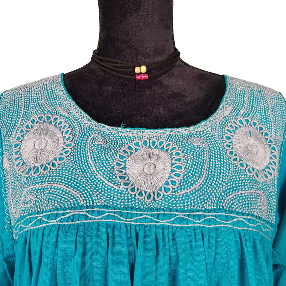 Blusa Aguacatenango con bordado de nudito, hecha en Chiapas