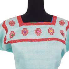 Cargar imagen en el visor de la galería, Blusa de lino con bordados Tzotziles tradicionales de Chiapas color azul con detalles rosas
