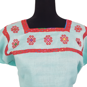Blusa de lino con bordados Tzotziles tradicionales de Chiapas color azul con detalles rosas
