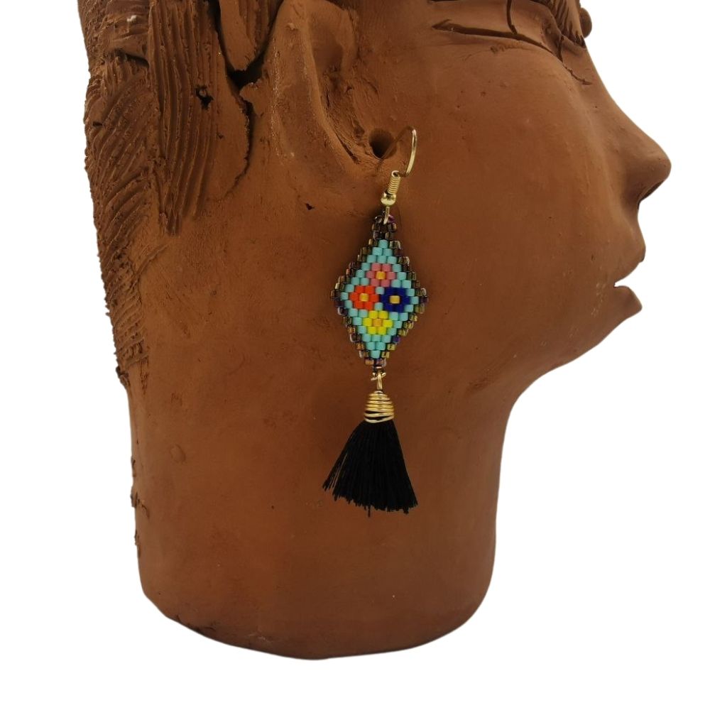 Arete chico elaborado a mano con cristales miyuki