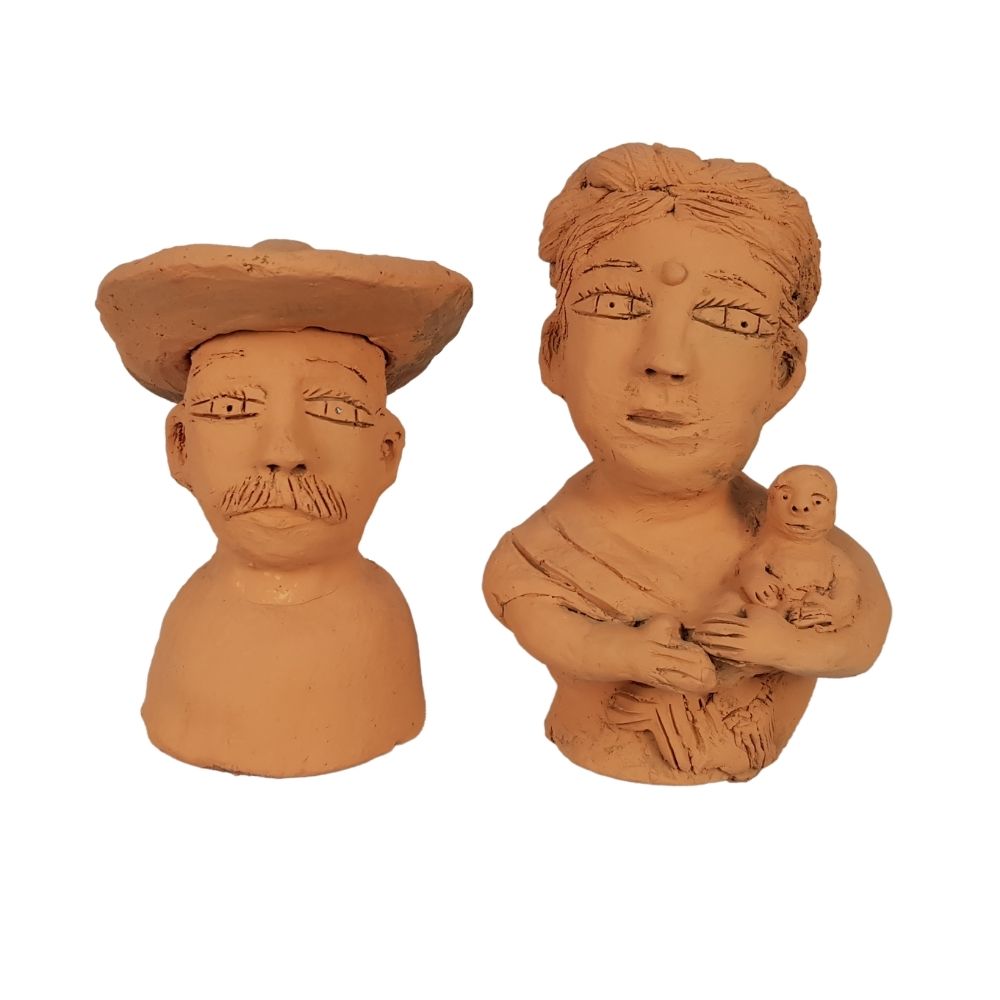 Don José y doña Teresita, figura decorativa de barro moldeada a mano