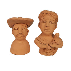 Don José y doña Teresita, figura decorativa de barro moldeada a mano