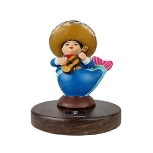 Reconocimiento con artesanía mexicana. Sirena mariachi en trofeo con base de madera y placa metálica personalizada