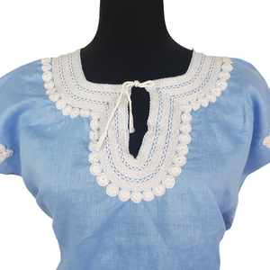 Blusa de lino con bordados Tzotziles tradicionales de Chiapas color azul con cuello y mangas blancas