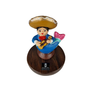 Reconocimiento con artesanía mexicana. Sirena mariachi en trofeo con base de madera y placa metálica personalizada