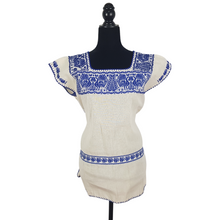 Cargar imagen en el visor de la galería, Blusa grande de corte recto con bordados de hilván tradicionales de Puebla, en color blanco con detalles en pecho, mangas y parte inferior. Hecha por Hilaria Gómez.
