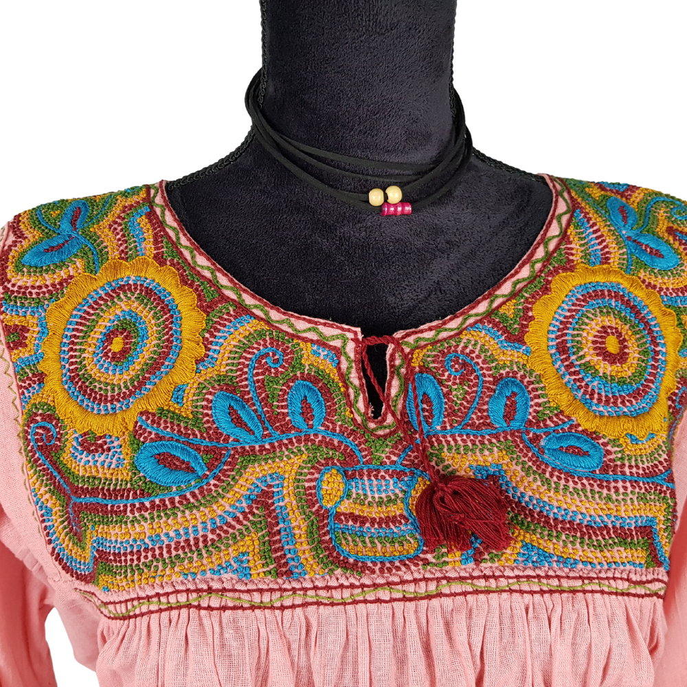 Blusa Aguacatenango con bordado de nudito, hecha en Chiapas