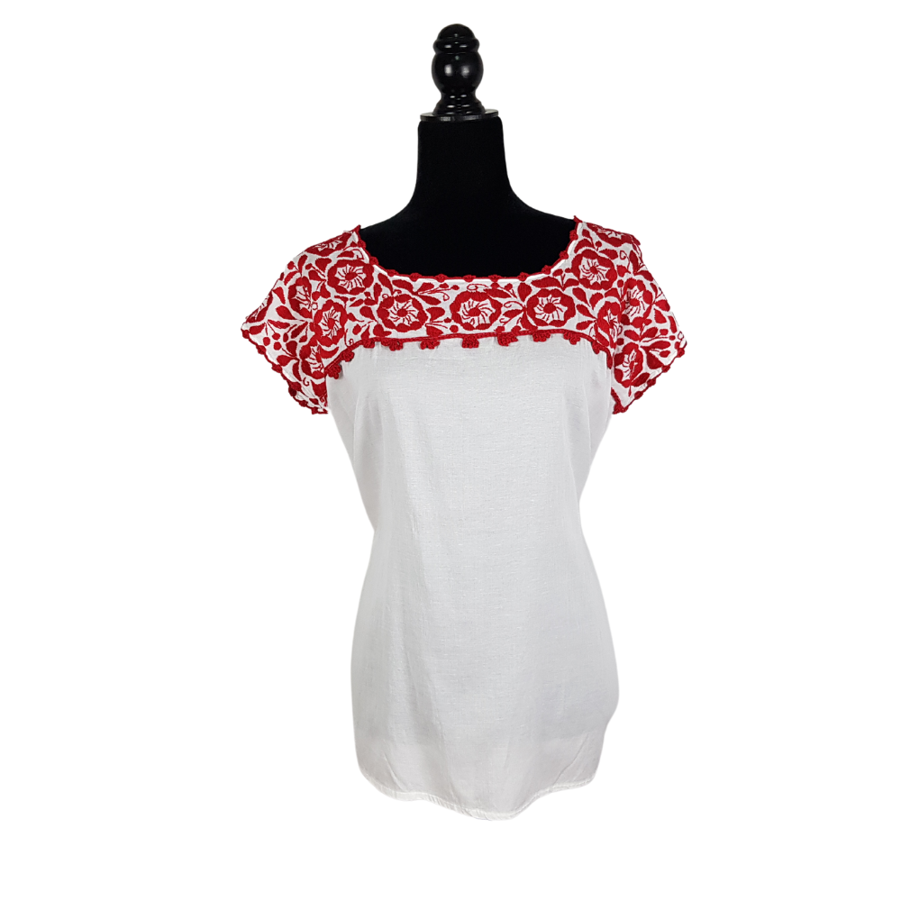 Blusa fresca sin manga decorada al pecho con bordado relleno