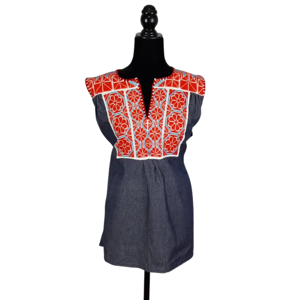 Blusa de mezclilla con bordado chenteno de punto de cruz