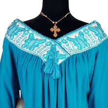Cargar imagen en el visor de la galería, Blusa fresca de rayón con bordado de hilván tradicional de Puebla y manga 3/4
