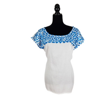 Cargar imagen en el visor de la galería, Blusa fresca sin manga decorada al pecho con bordado relleno
