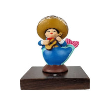 Cargar imagen en el visor de la galería, Reconocimiento con artesanía mexicana. Sirena mariachi en trofeo con base de madera y placa metálica personalizada
