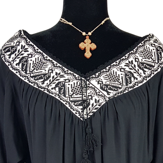 Blusa fresca de rayón con bordado de hilván tradicional de Puebla y manga 3/4