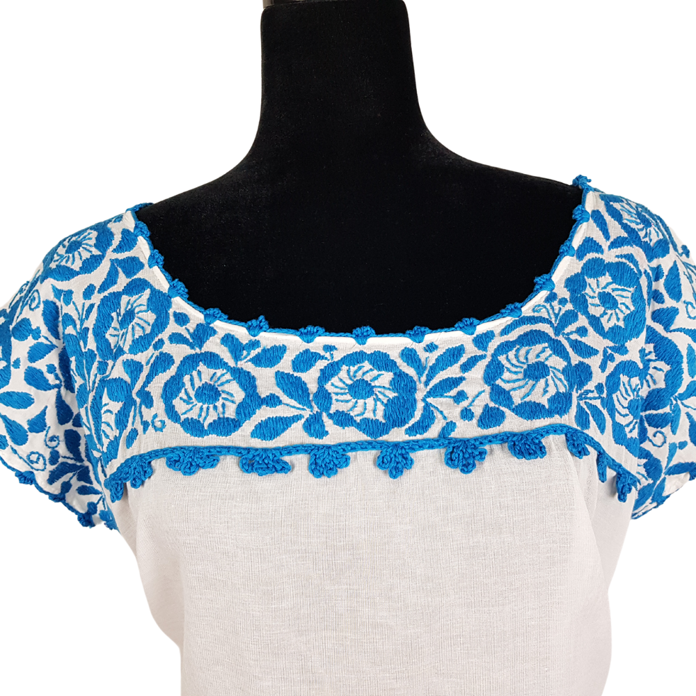 Blusa fresca sin manga decorada al pecho con bordado relleno