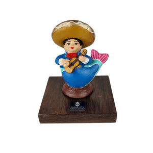 Reconocimiento con artesanía mexicana. Sirena mariachi en trofeo con base de madera y placa metálica personalizada