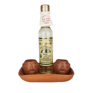 Juego de mezcal de gusano con mezcaleros de la sierra sur
